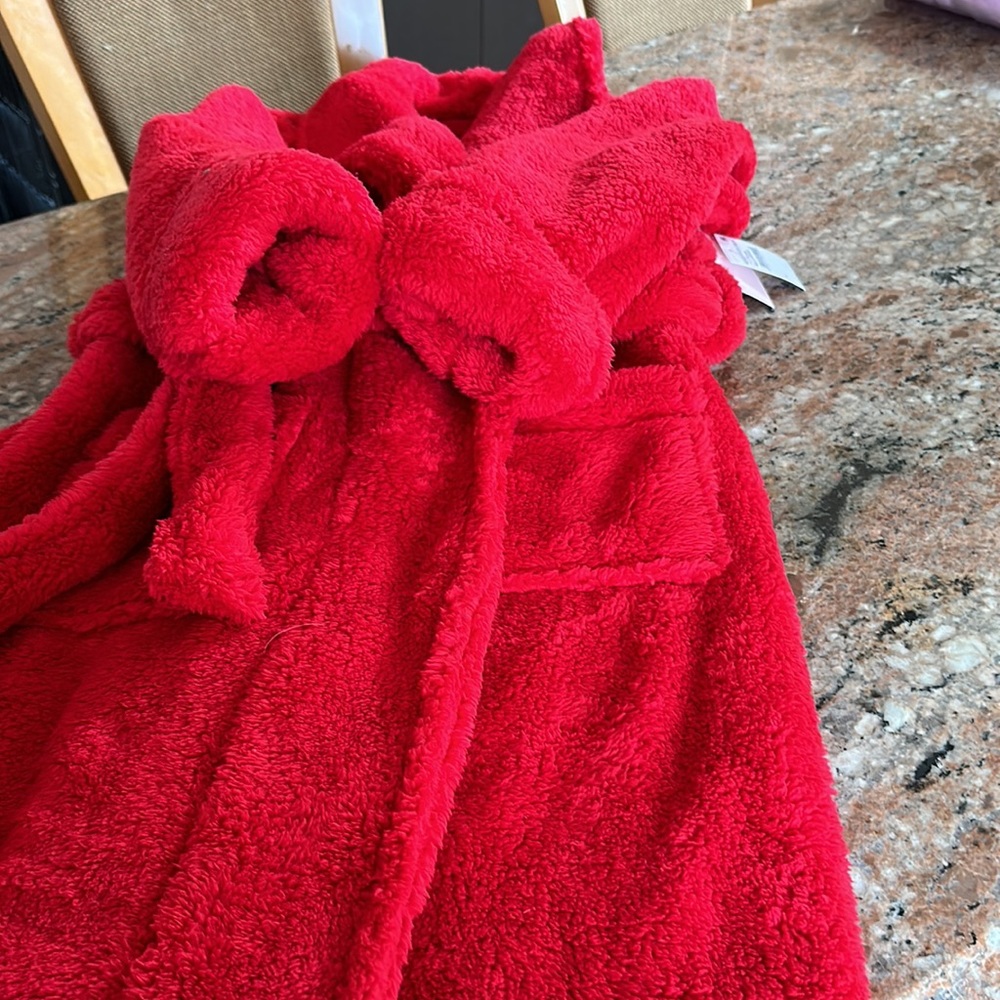 Small, long Robe 100% Polyester - Picture 2 of 5